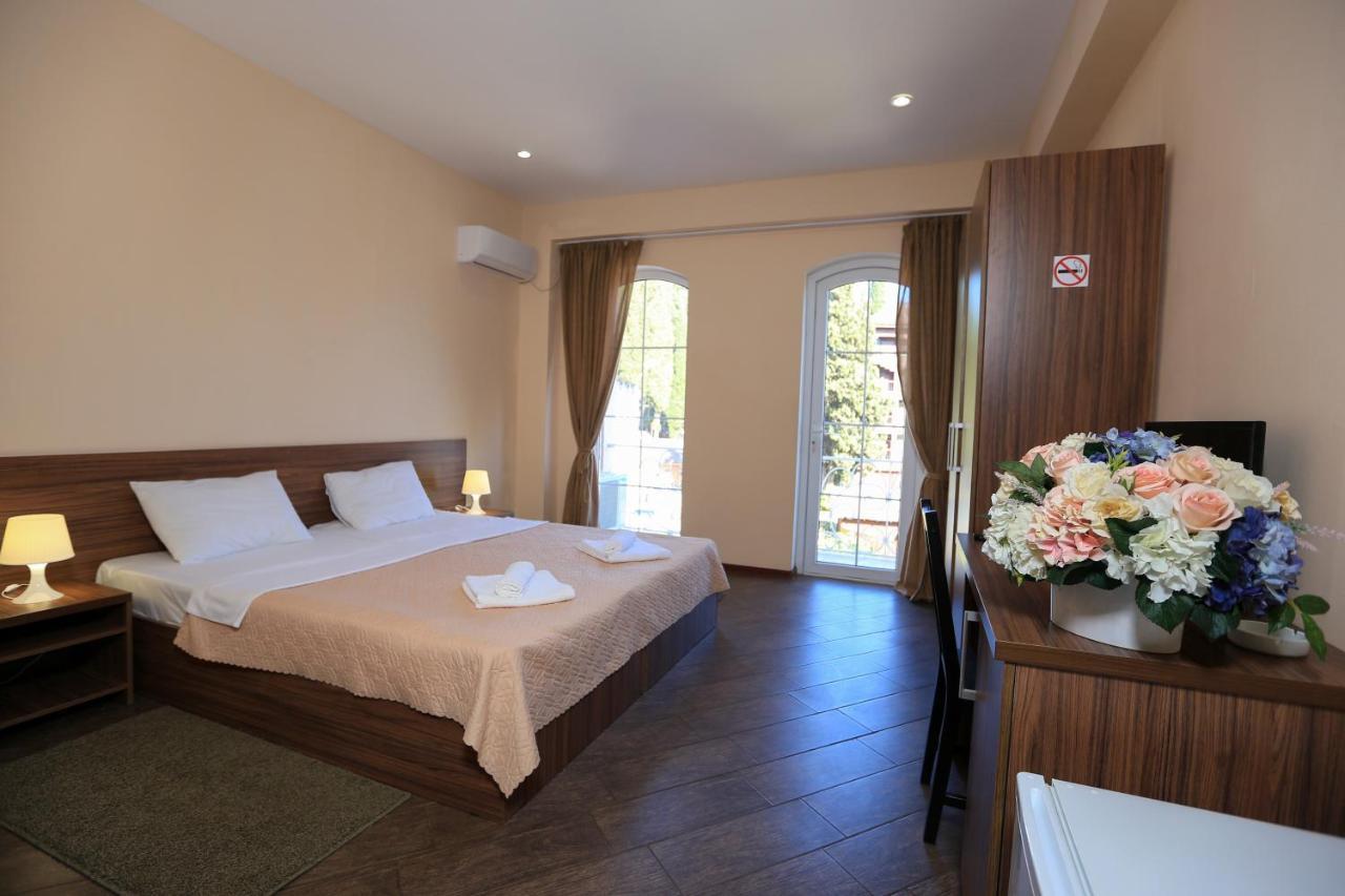 Hotel Nikopoli On Vodopadnaya 21А New Athos Екстериор снимка